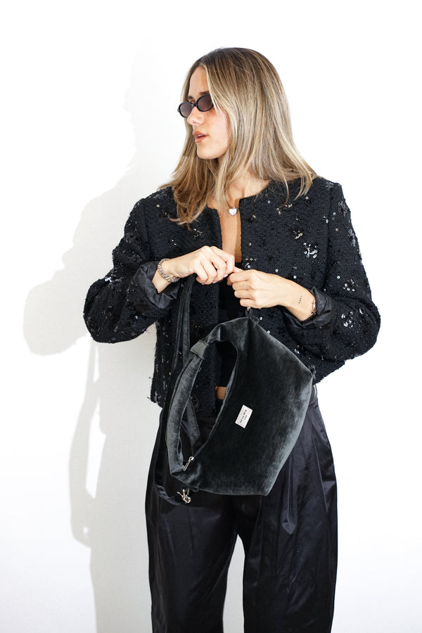 Bolso Neger, estampado en negro, azul, gris, detalle del estampado y el material — De La Mur
