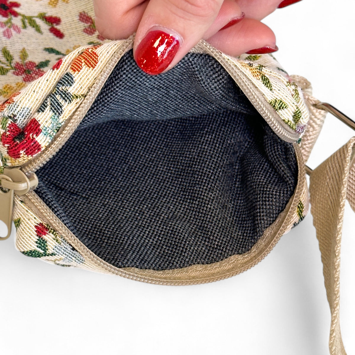 Bolso Blum, estampado en beige, marrón, blanco, detalle del producto — De La Mur