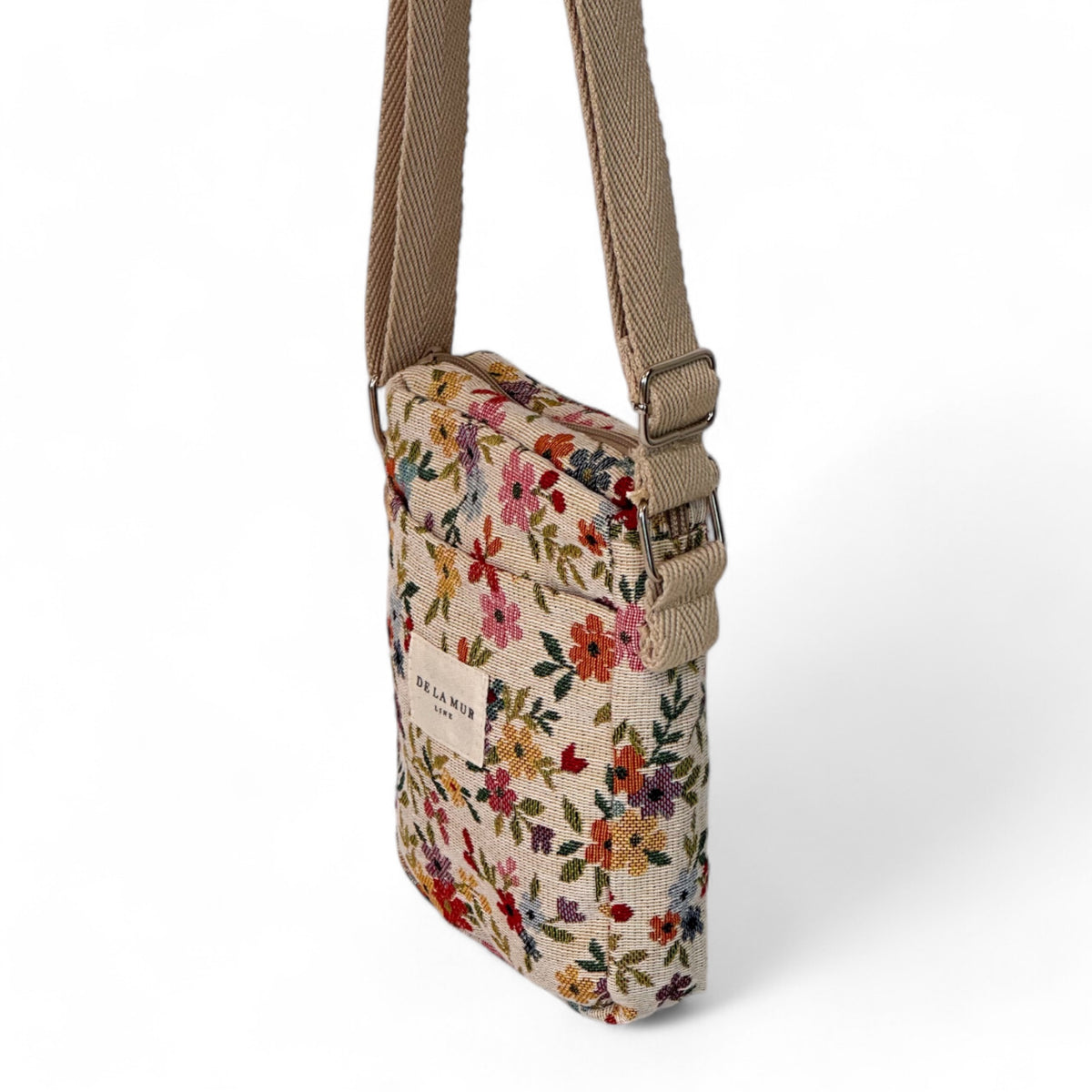 Bolso Blum, estampado en beige, marrón, blanco, detalle del estampado y el material — De La Mur