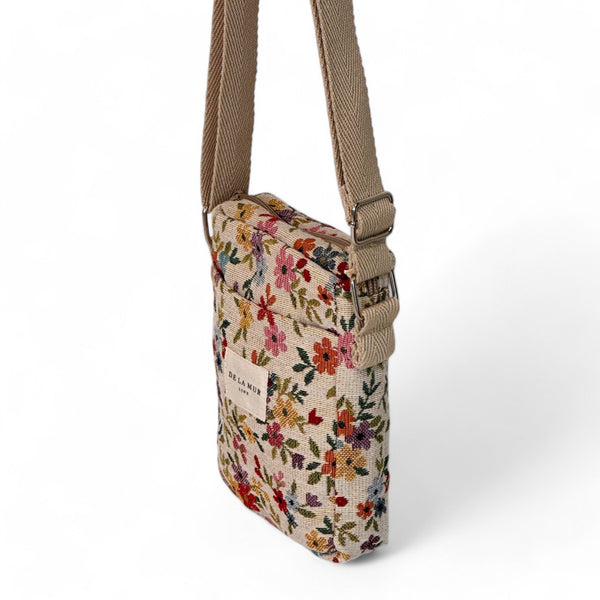 Bolso Blum, estampado en beige, marrón, blanco, detalle del estampado y el material — De La Mur