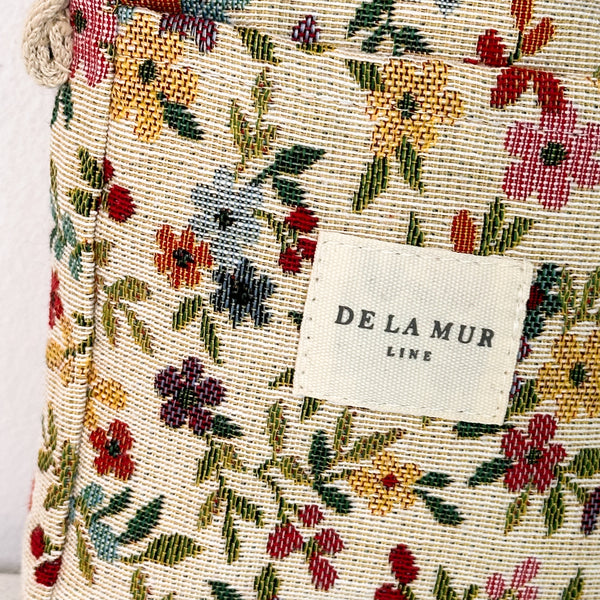 Bolso Blum, estampado en beige, marrón, blanco, detalle del material y el acabado — De La Mur