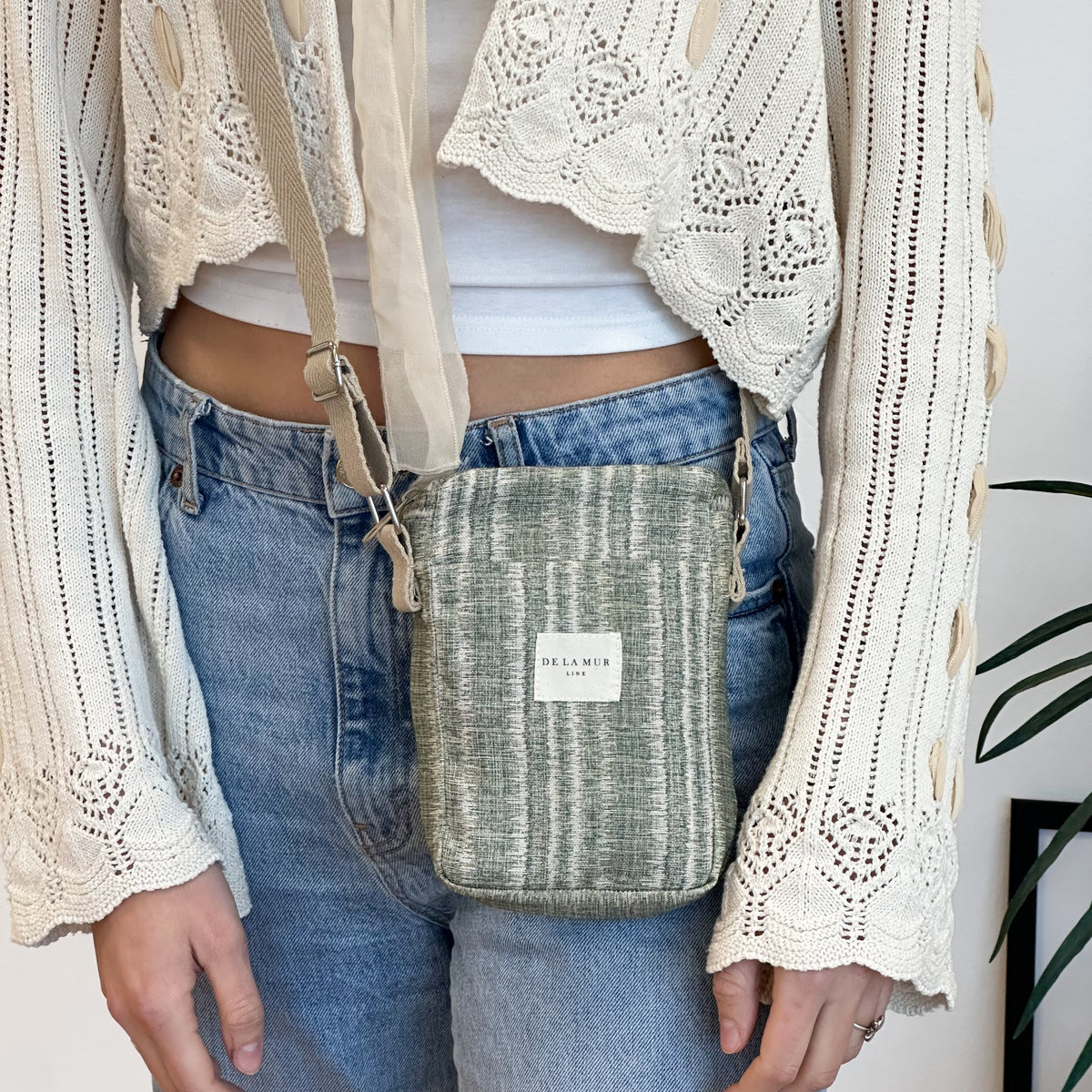 Bolso Ipes, estampado en gris, negro, beige, detalle del estampado y el material — De La Mur