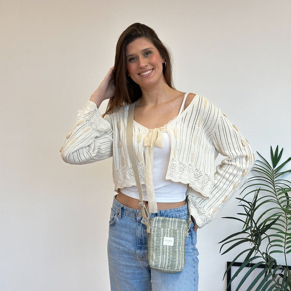 Bolso Ipes, estampado en gris, negro, beige, vista en uso — De La Mur