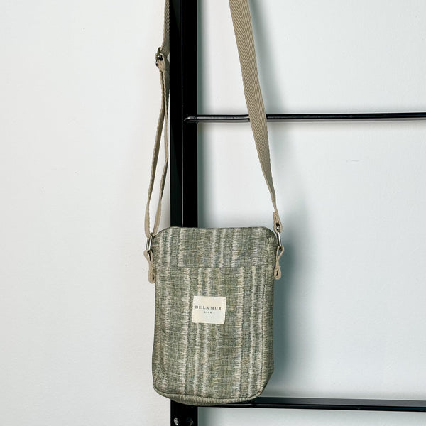 Bolso Ipes, estampado en gris, negro, beige, vista frontal — De La Mur