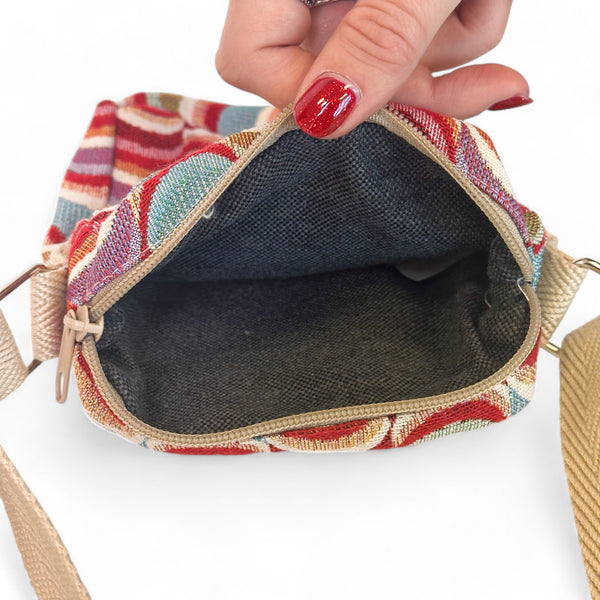 Bolso Queen, estampado en marrón, rojo, beige, vista en uso — De La Mur