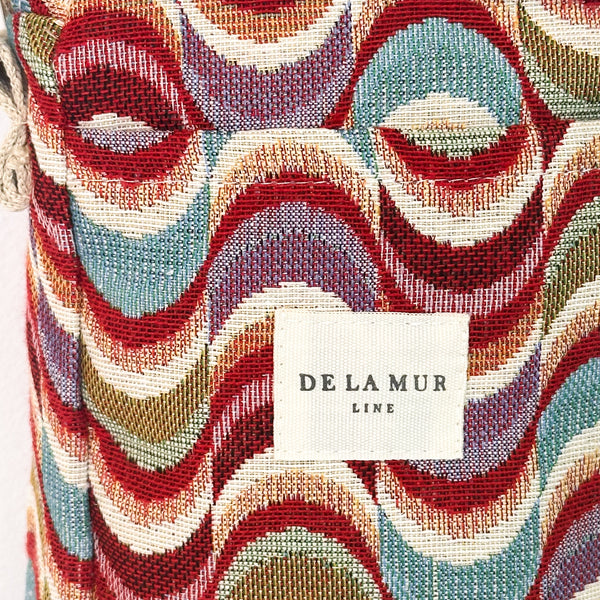 Bolso Queen, estampado en marrón, rojo, beige, detalle del material y el acabado — De La Mur