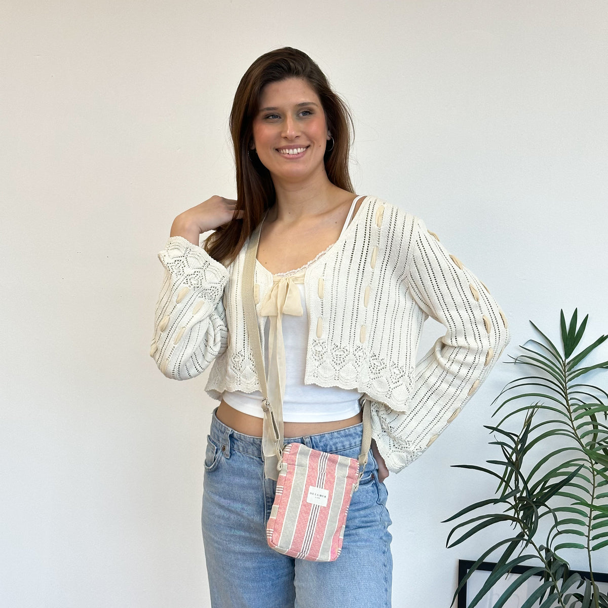 Bolso Rane, estampado en beige, rojo, terracota, vista en uso — De La Mur