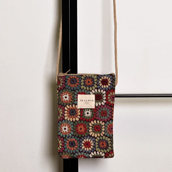 Bolsito porta móvil Andy, estampado en rojo, marrón, negro, vista frontal — De La Mur