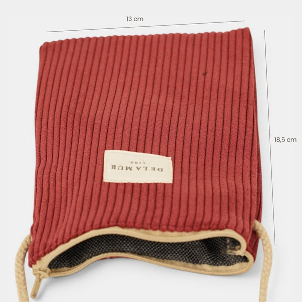 Bolsito porta móvil Arde, estampado en rojo, blanco, beige, vista en uso — De La Mur