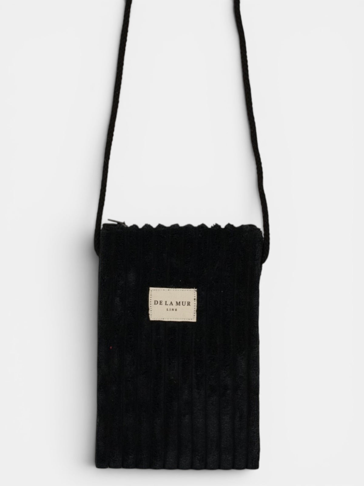 Bolsito porta móvil Curly, estampado en negro, blanco, vista frontal — De La Mur