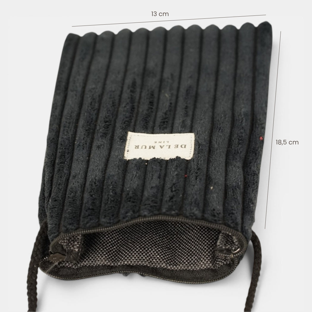 Bolsito porta móvil Curly, estampado en negro, blanco, vista en uso — De La Mur