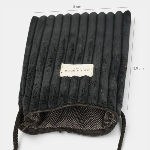 Bolsito porta móvil Curly, estampado en negro, blanco, vista en uso — De La Mur