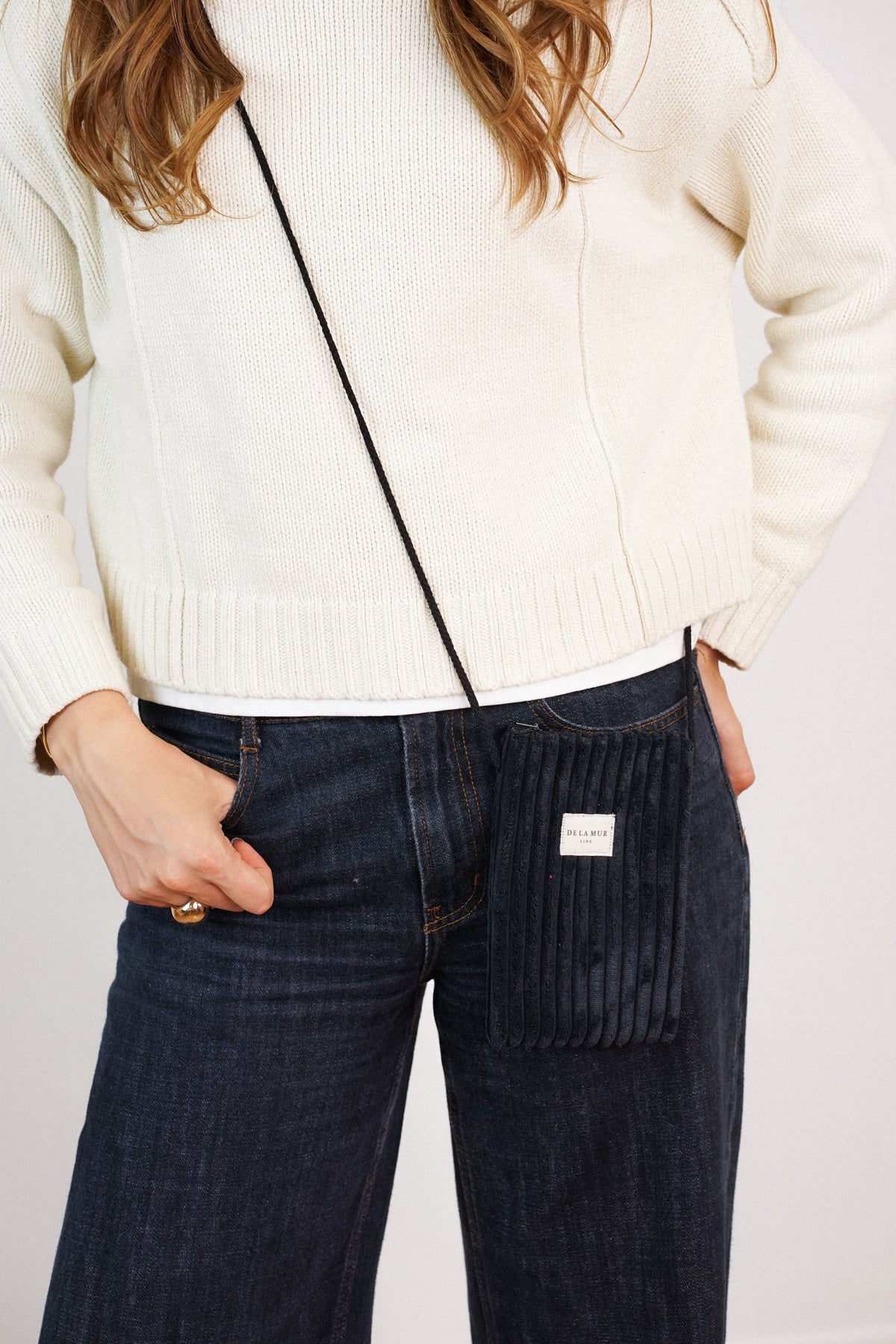 Bolsito porta móvil Curly, estampado en negro, blanco, detalle del estampado y el material — De La Mur