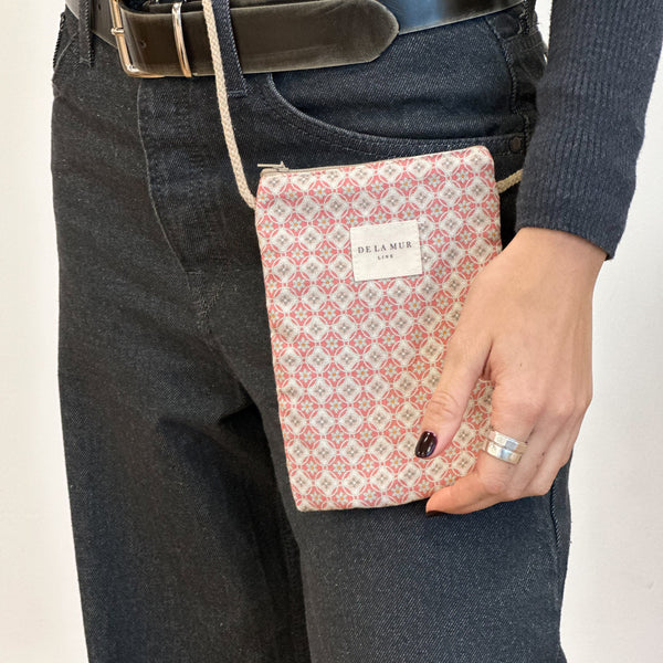 Bolsito porta móvil Gale, estampado en beige, rojo, negro, detalle del estampado y el material — De La Mur