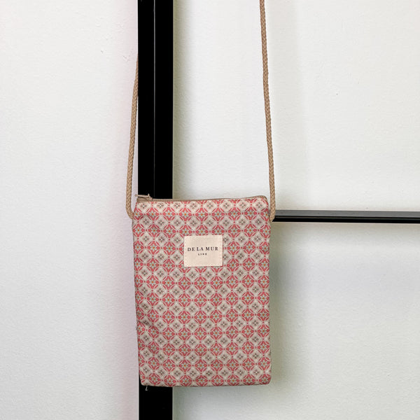 Bolsito porta móvil Gale, estampado en beige, rojo, negro, vista frontal — De La Mur