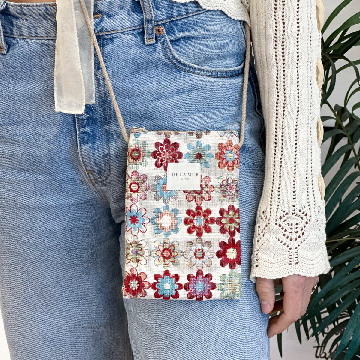 Bolsito porta móvil Isla, estampado en beige, rojo, negro, detalle del estampado y el material — De La Mur