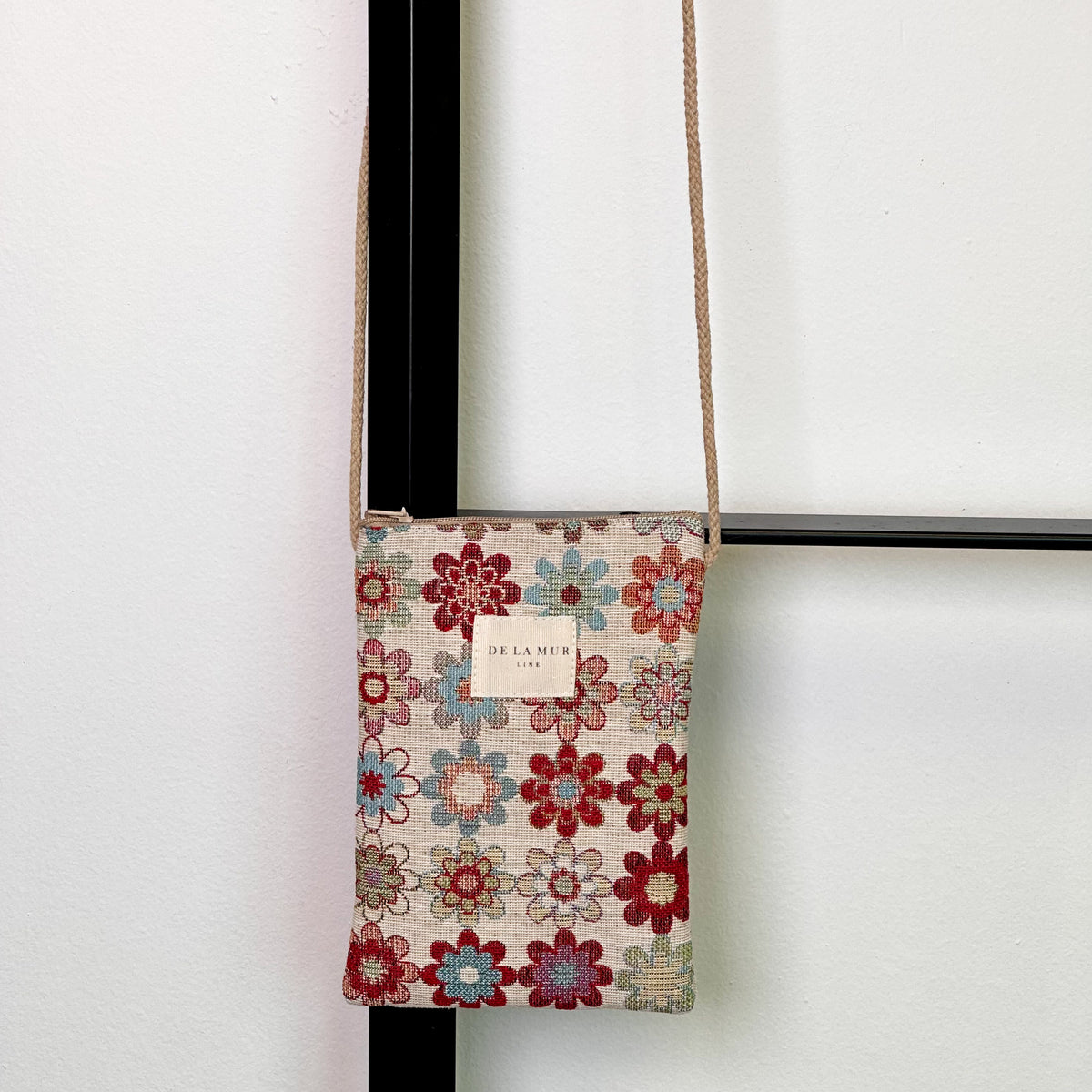 Bolsito porta móvil Isla, estampado en beige, rojo, negro, vista frontal — De La Mur