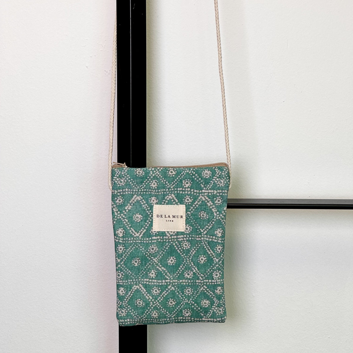 Bolsito porta móvil Kish, estampado en verde, turquesa, negro, vista frontal — De La Mur