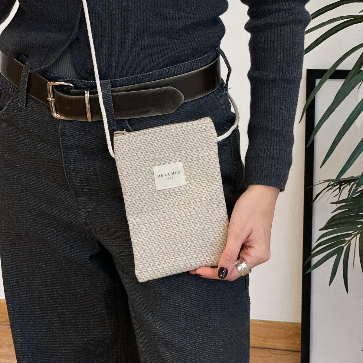 Bolsito porta móvil Lol, estampado en beige, blanco, vista en uso — De La Mur