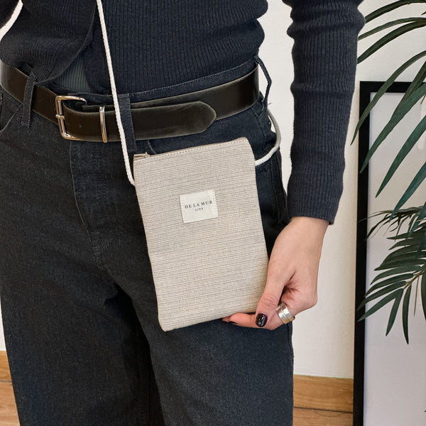 Bolsito porta móvil Lol, estampado en beige, blanco, vista en uso — De La Mur