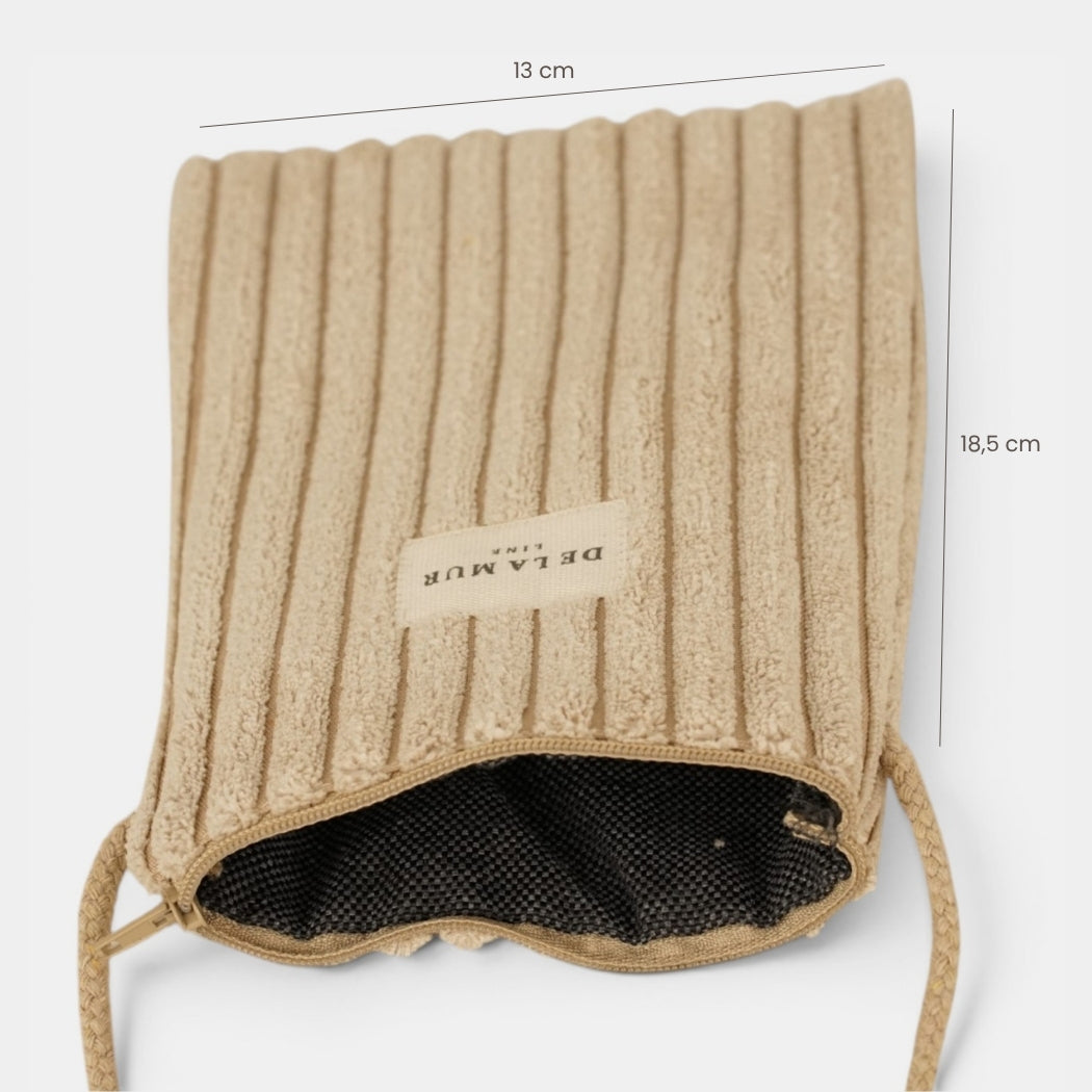 Bolsito porta móvil Moka, estampado en marrón, blanco, beige, vista en uso — De La Mur