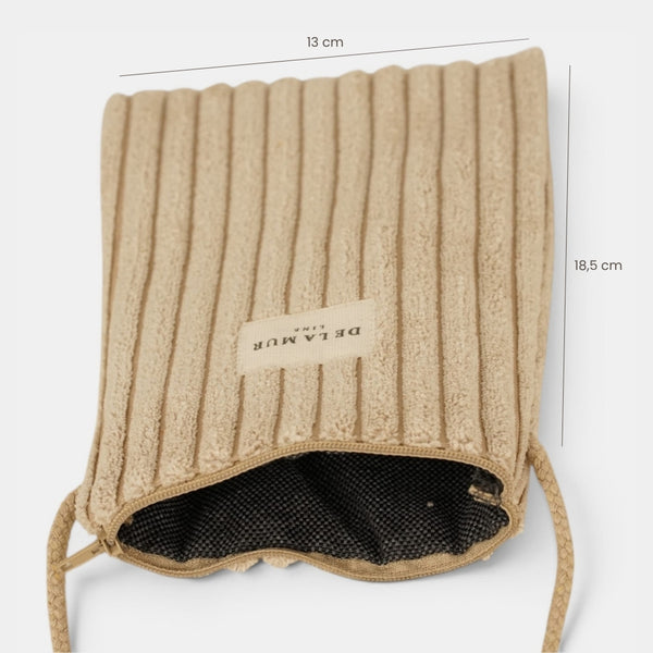 Bolsito porta móvil Moka, estampado en marrón, blanco, beige, vista en uso — De La Mur