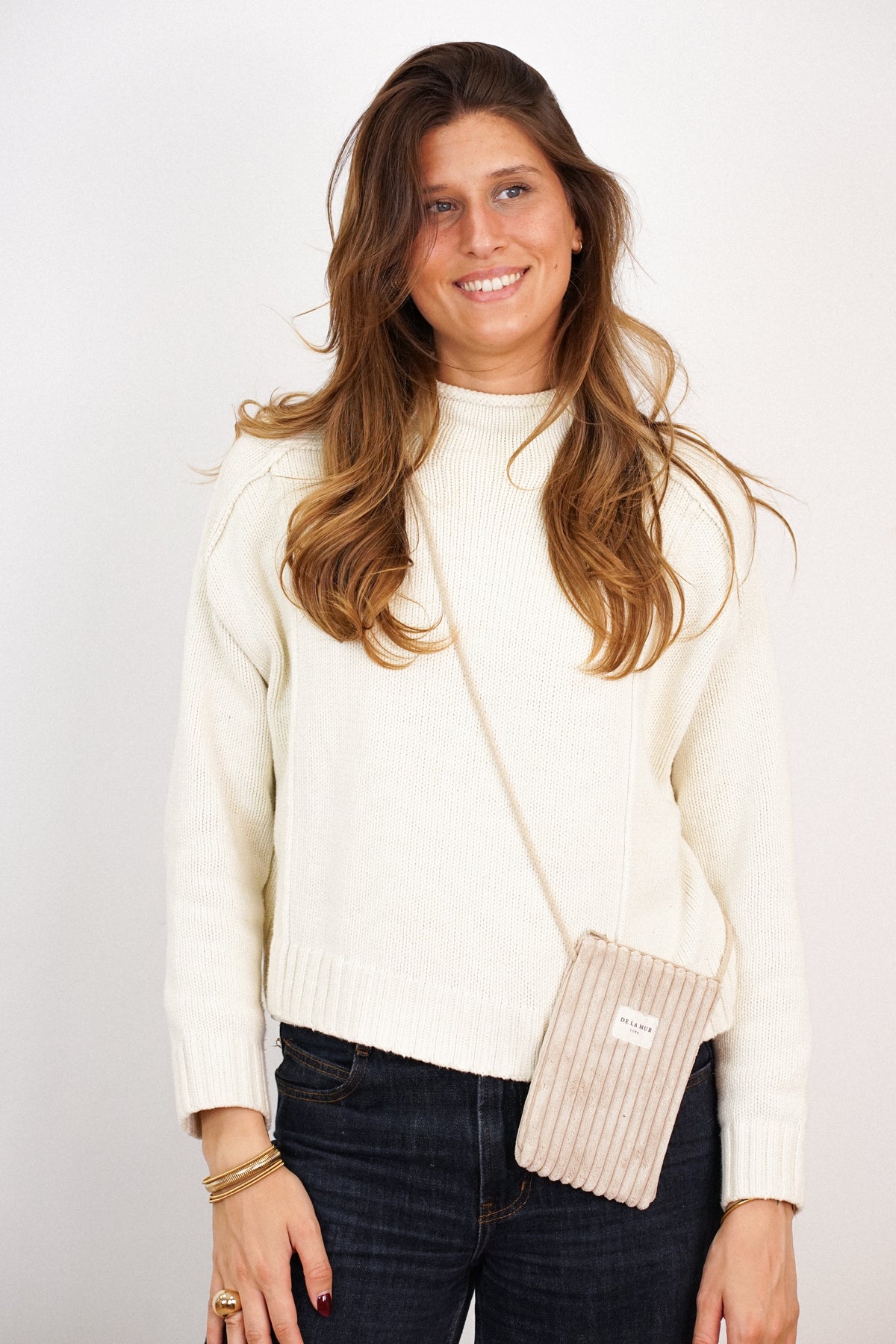 Bolsito porta móvil Moka, estampado en marrón, blanco, beige, detalle del estampado y el material — De La Mur