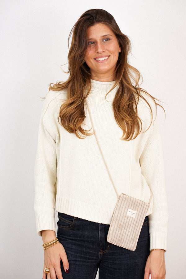 Bolsito porta móvil Moka, estampado en marrón, blanco, beige, detalle del estampado y el material — De La Mur