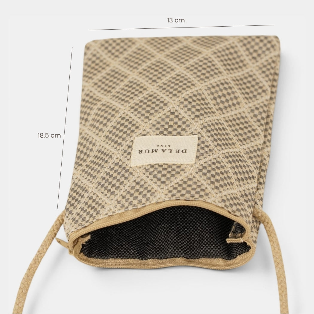 Bolsito porta móvil Pant, estampado en marrón, blanco, vista en uso — De La Mur