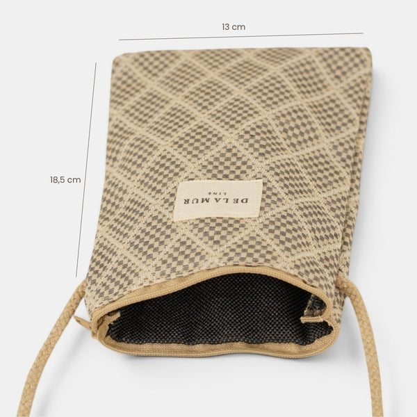Bolsito porta móvil Pant, estampado en marrón, blanco, vista en uso — De La Mur