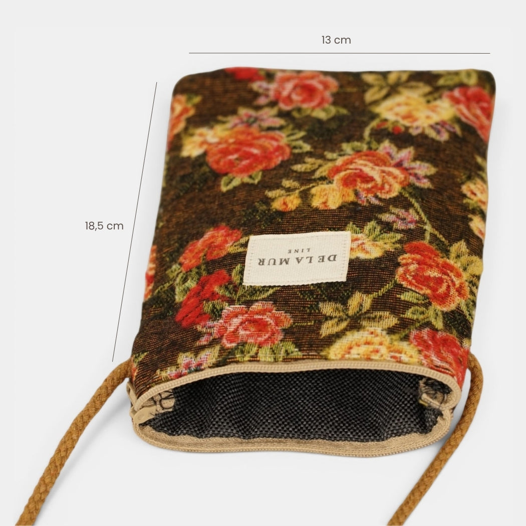 Bolsito porta móvil Pepi, estampado en blanco, naranja, terracota, vista en uso — De La Mur
