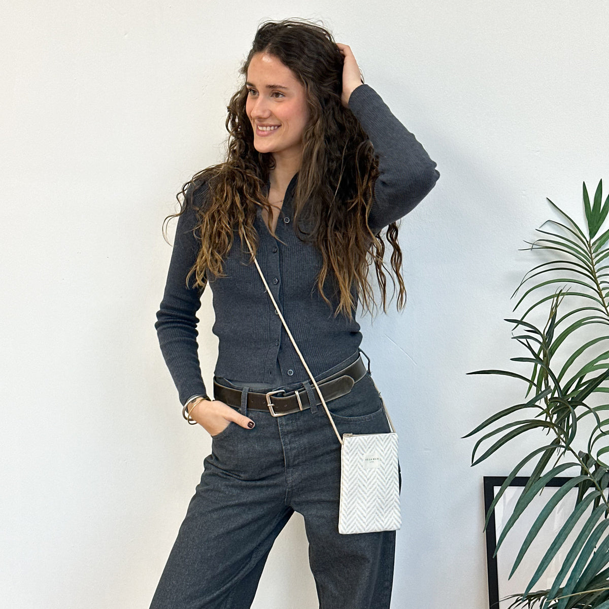 Bolsito porta móvil Rafi, estampado en beige, negro, gris, vista en uso — De La Mur