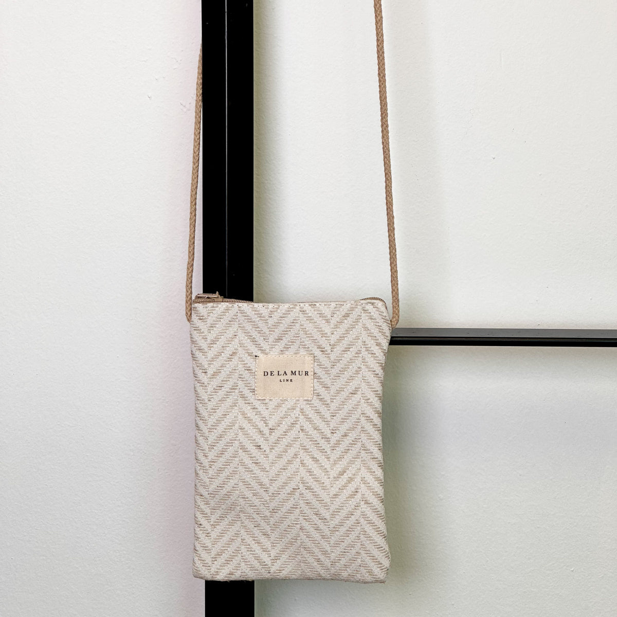 Bolsito porta móvil Rafi, estampado en beige, negro, gris, vista frontal — De La Mur