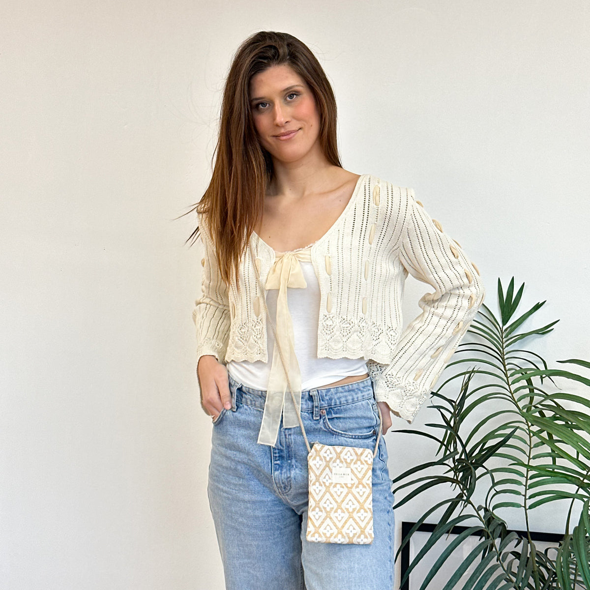 Bolsito porta móvil Raxo, estampado en beige, naranja, negro, vista en uso — De La Mur