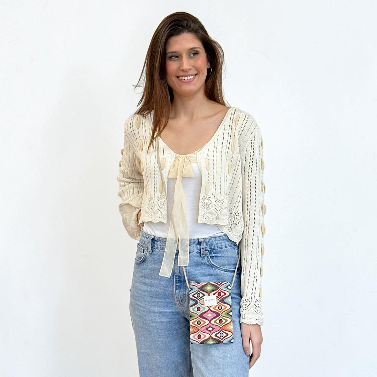 Bolsito porta móvil Seti, estampado en rojo, beige, marrón, vista en uso — De La Mur