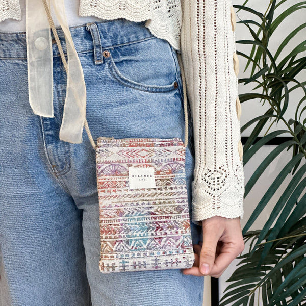 Bolsito porta móvil Sira, estampado en beige, negro, marrón, detalle del estampado y el material — De La Mur