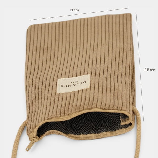 Bolsito porta móvil Toast, estampado en marrón, blanco, naranja, vista en uso — De La Mur