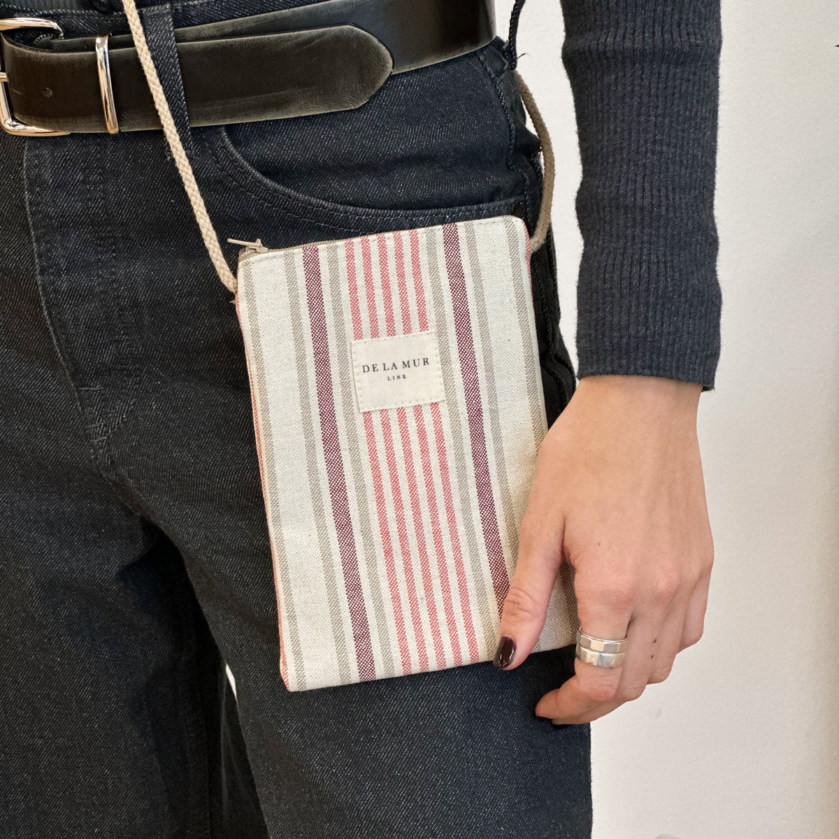 Bolsito porta móvil Tuli, estampado en beige, negro, rojo, detalle del estampado y el material — De La Mur