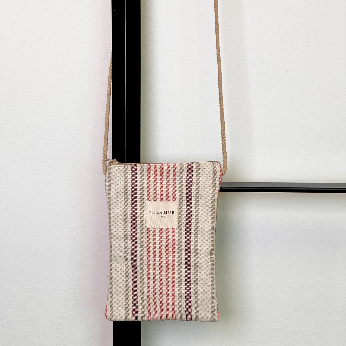 Bolsito porta móvil Tuli, estampado en beige, negro, rojo, vista frontal — De La Mur