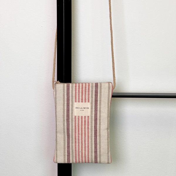 Bolsito porta móvil Tuli, estampado en beige, negro, rojo, vista frontal — De La Mur