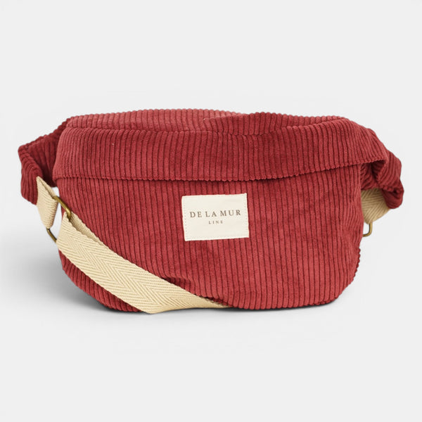 Riñonera Arde, estampado en rojo, negro, gris, detalle del estampado y el material — De La Mur