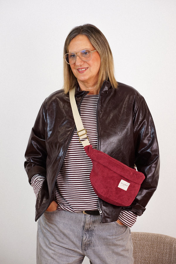 Riñonera Arde, estampado en rojo, negro, gris, vista frontal — De La Mur
