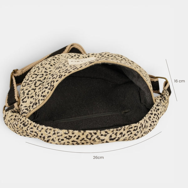 Riñonera Koto, estampado en negro, blanco, beige, detalle del material y el acabado — De La Mur
