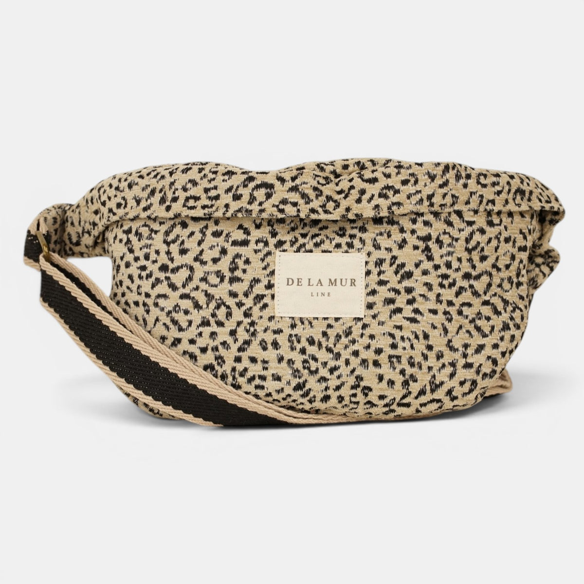 Riñonera Koto, estampado en negro, blanco, beige, detalle del estampado y el material — De La Mur