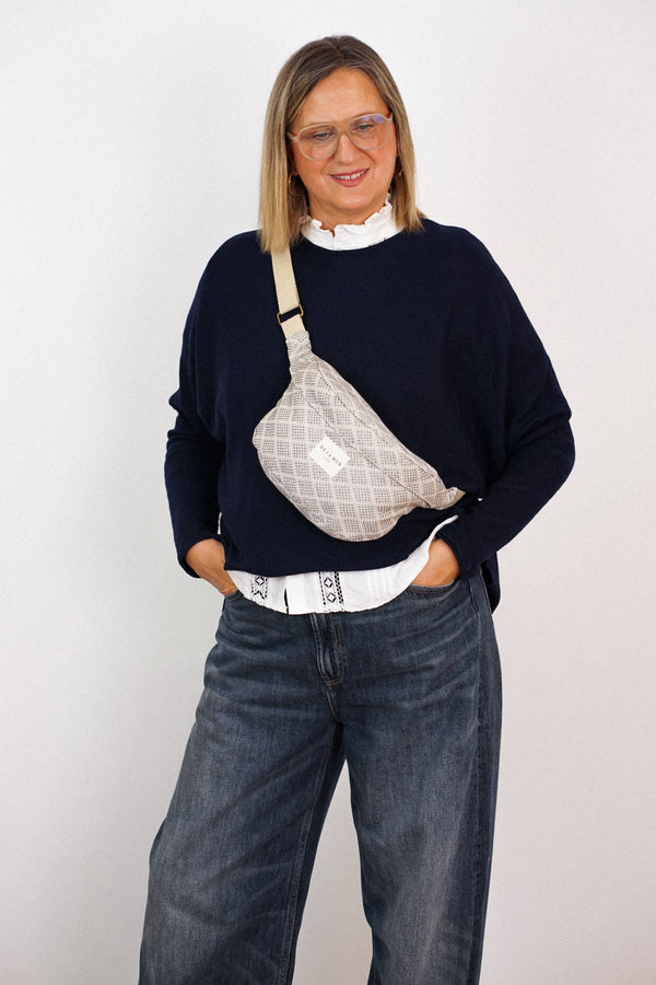 Riñonera Pant, estampado en negro, azul, gris, vista frontal — De La Mur