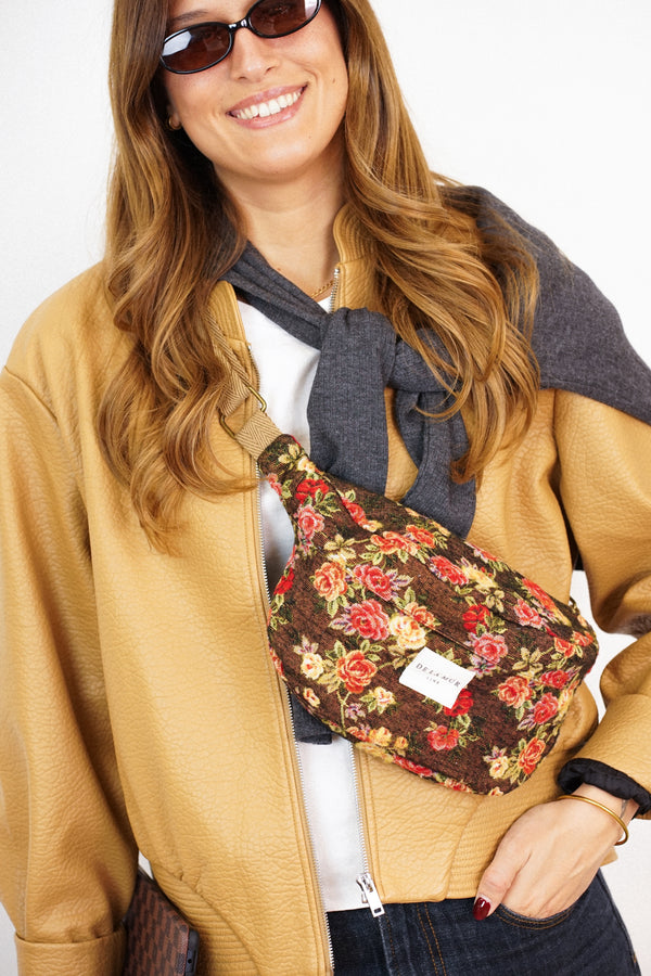 Riñonera Pepi, estampado en negro, blanco, naranja, vista en uso — De La Mur