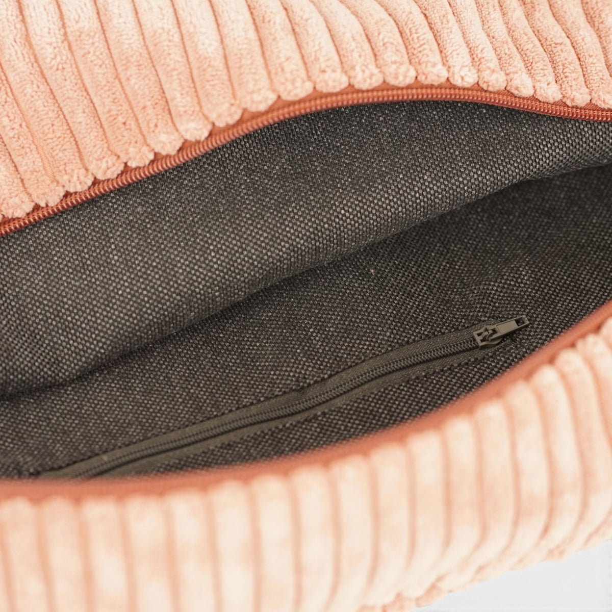 Bolso Crepe, estampado en negro, terracota, rojo, detalle del producto — De La Mur