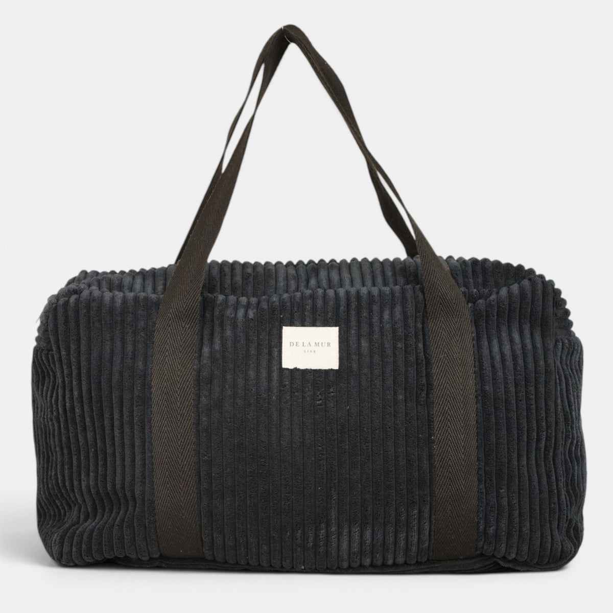 Bolso Curly, estampado en negro, azul, blanco, vista en uso — De La Mur