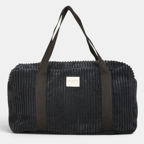 Bolso Curly, estampado en negro, azul, blanco, vista en uso — De La Mur