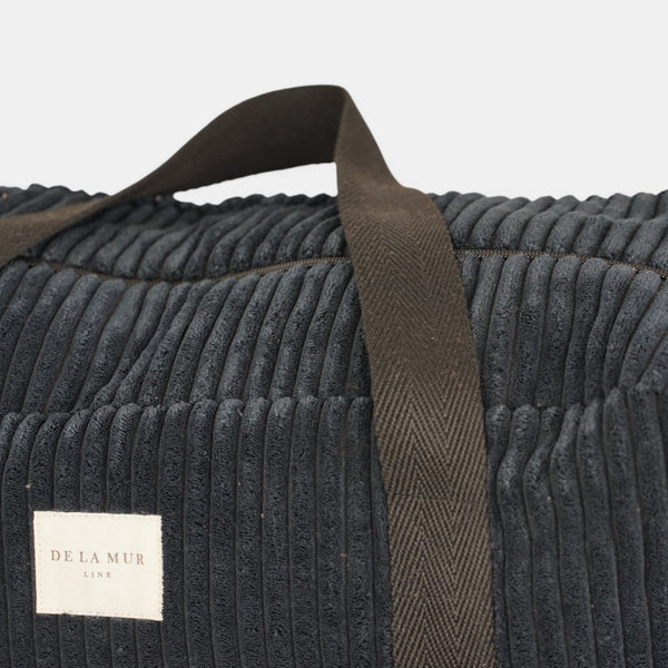 Bolso Curly, estampado en negro, azul, blanco, detalle del material y el acabado — De La Mur